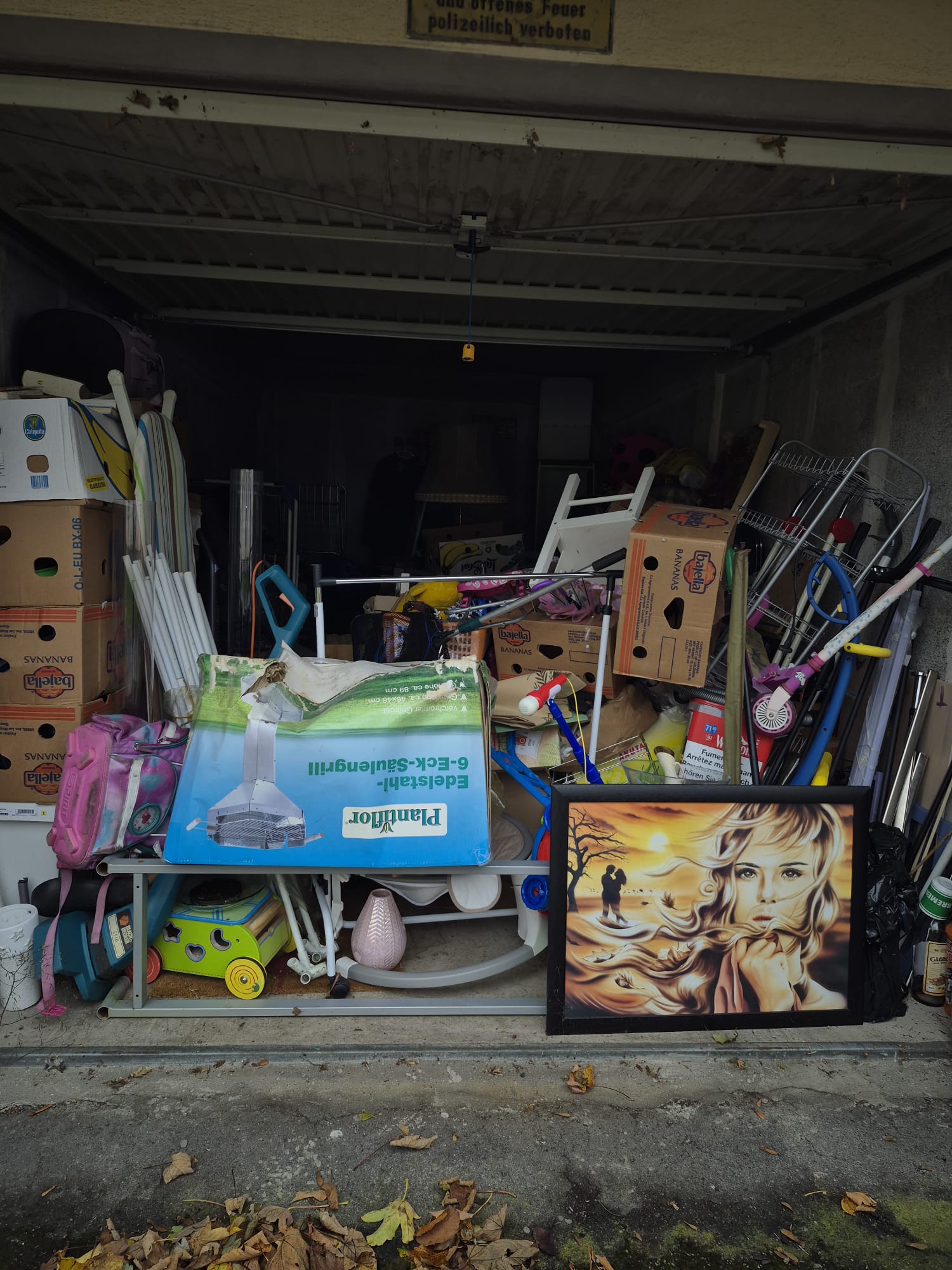 entrümpelung garage voll mit gegenständen zum entrümpeln