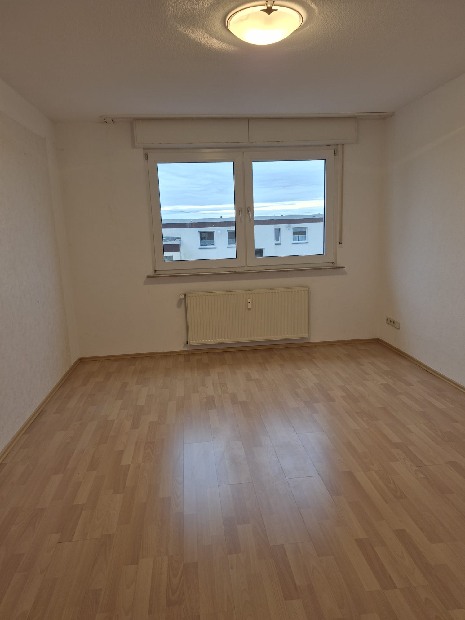 haushaltsauflösung schlafzimmer leer und ausgeräumte möbel bett und schrank bild nachher